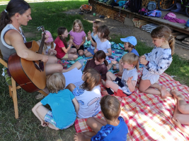 Zpívání nemůže chybět.