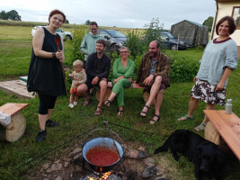 Rodiče pro nás uvařili omáčku na další den.