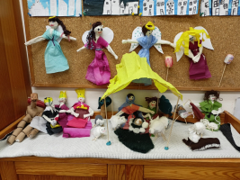 Ve třídě jsme betlém doladili - dodělali další postavy, jesličky, velblouda, zvířátka aj.