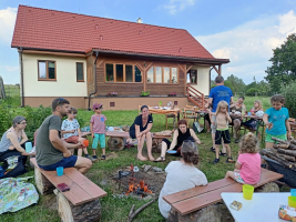 Posezení s rodiči u ohně