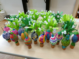 Ve třídě nám rozkvetly sněženky a připravili jsme se také na Velikonoce.